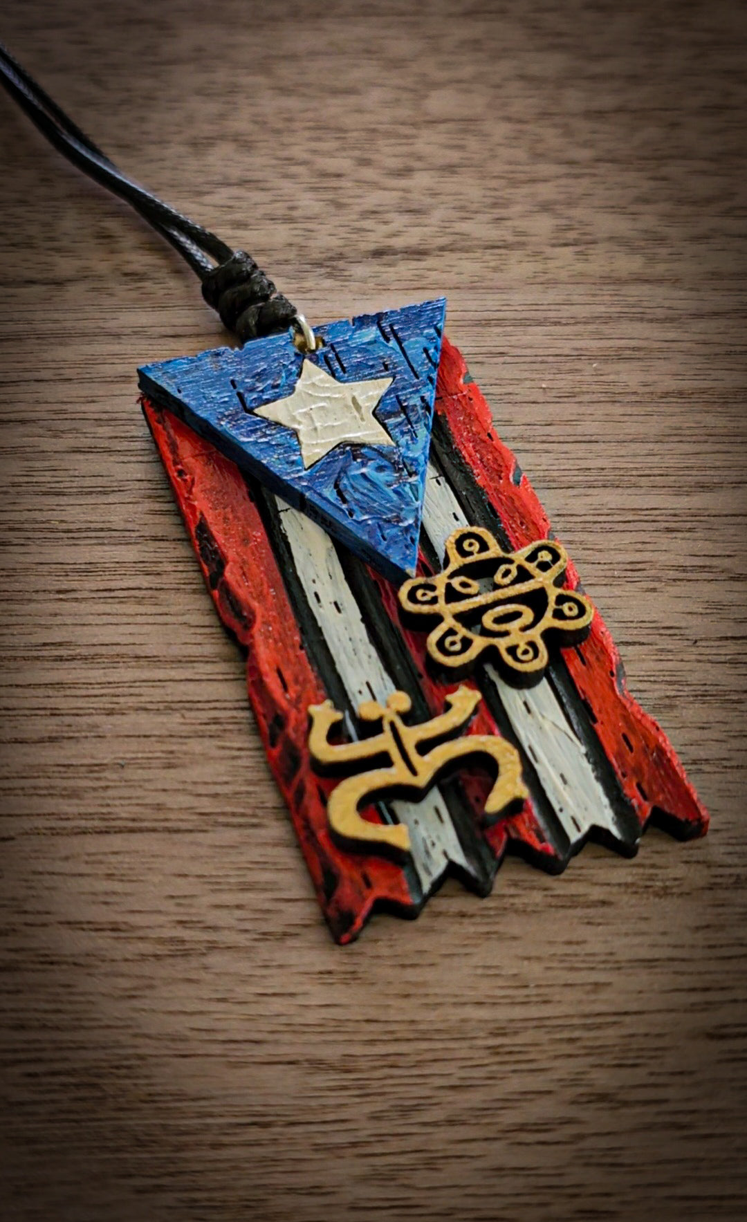 A. Collar Bandera Con símbolos Taínos Tamaño "1.25 x "2.5