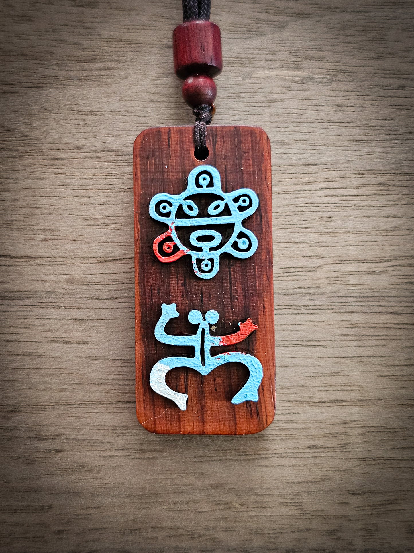 A. Collar Con símbolos Taínos