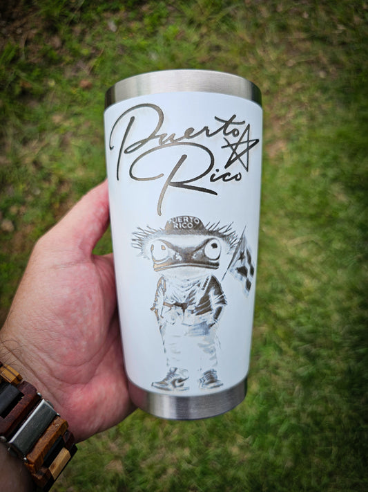 A. Tumbler 20oz blanco con Sapo Concho.