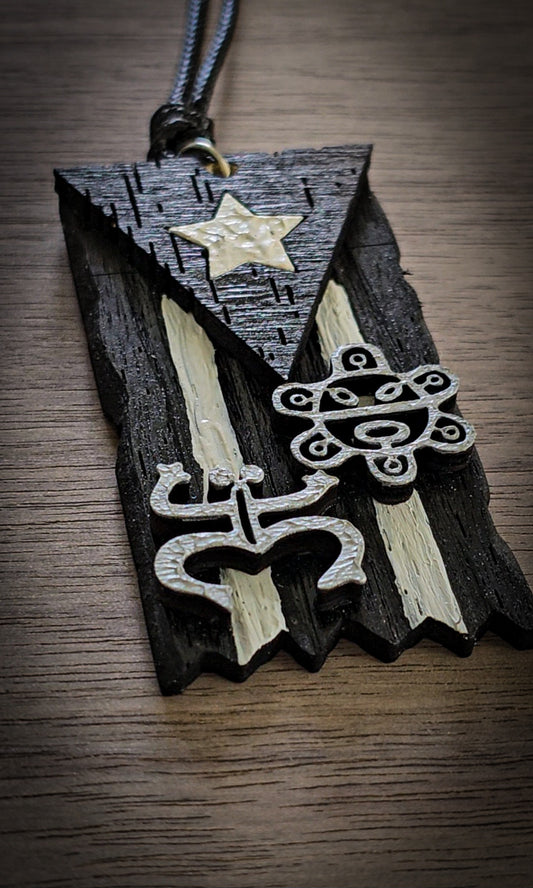 A. Collar de la resistencia con símbolos Taínos "1.25 x "2.5