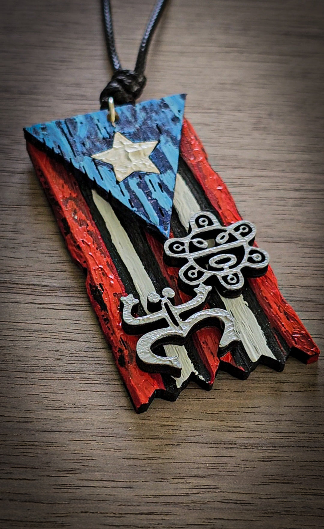 A. Collar Bandera Con símbolos Taínos Tamaño "1.25 x "2.5